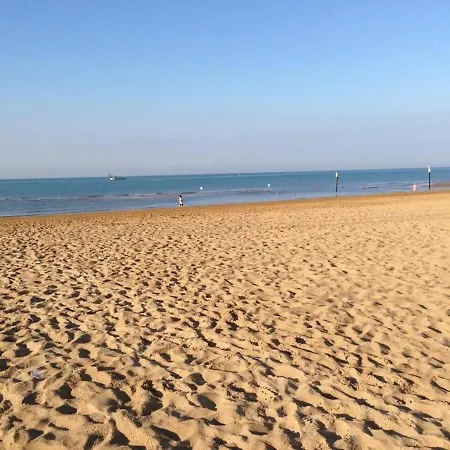 아파트 Only 150 Metres From The By Beahost